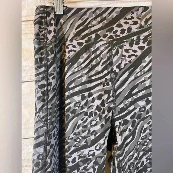 Victoria Secret Pink Leapard Print Leggings - Picture 2 of 5